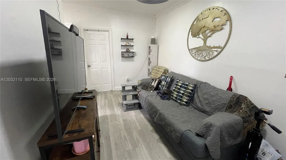 1043 NW 2nd St #2 Miami, FL 33128