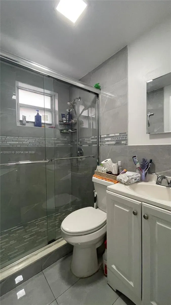 1043 NW 2nd St #2 Miami, FL 33128