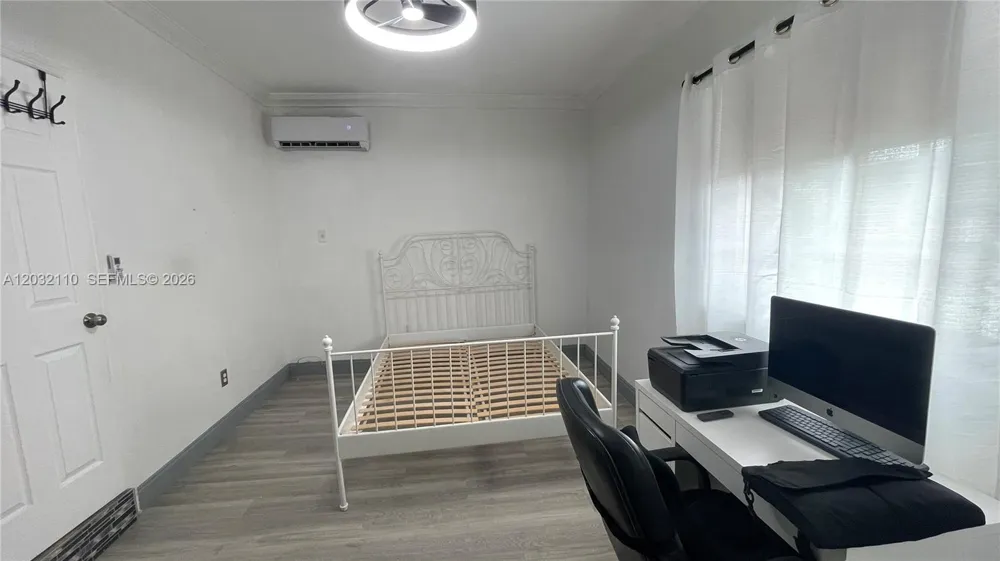 1043 NW 2nd St #2 Miami, FL 33128