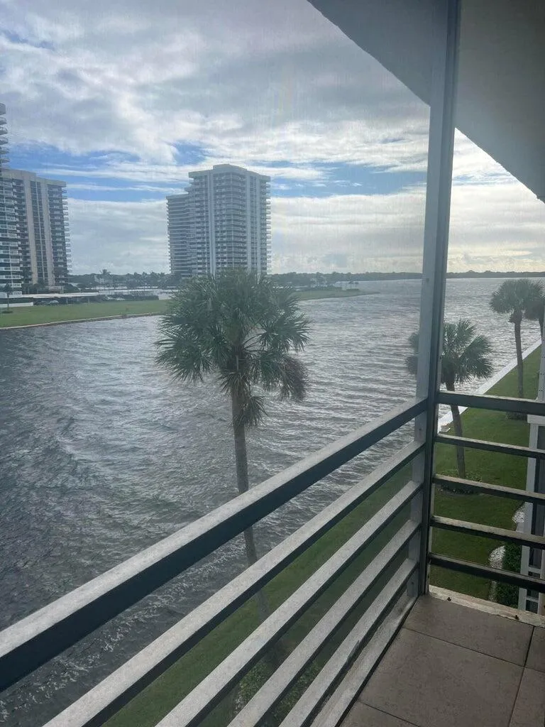20 Yacht Club Drive #405 North Palm Beach, FL 33408