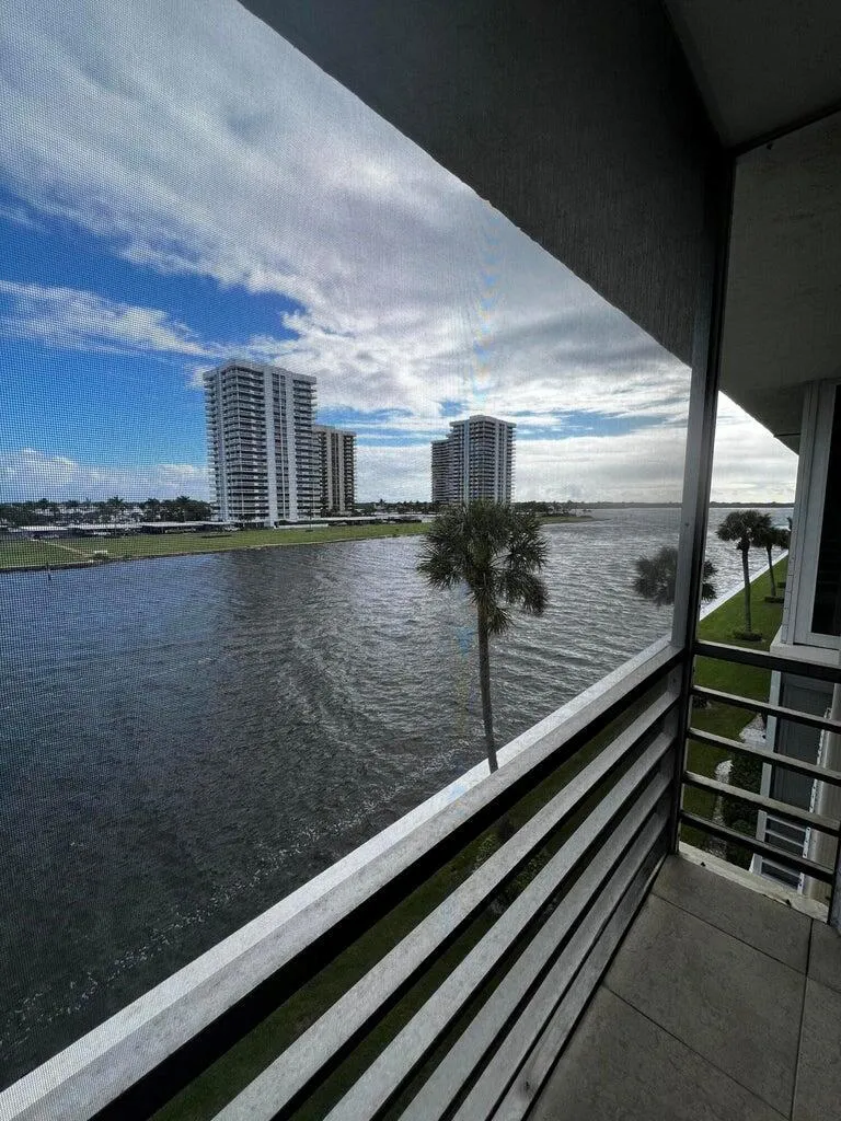 20 Yacht Club Drive #405 North Palm Beach, FL 33408