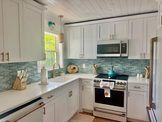309 E Calzada De Bougainville Marathon, FL 33050