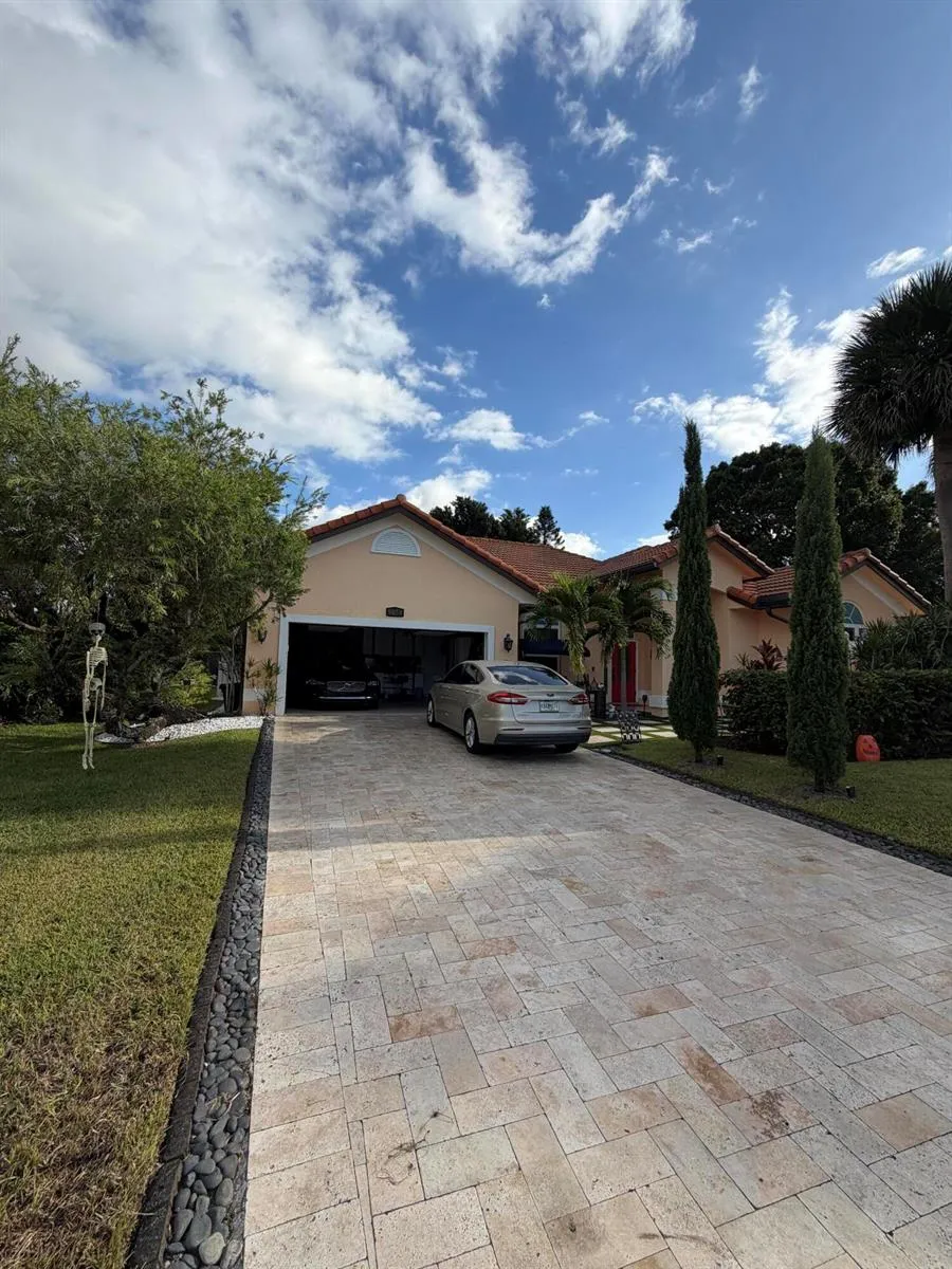 9050 Cypress Hollow Drive Palm Beach Gardens, FL 33418