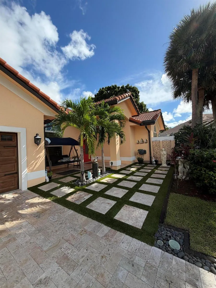 9050 Cypress Hollow Drive Palm Beach Gardens, FL 33418
