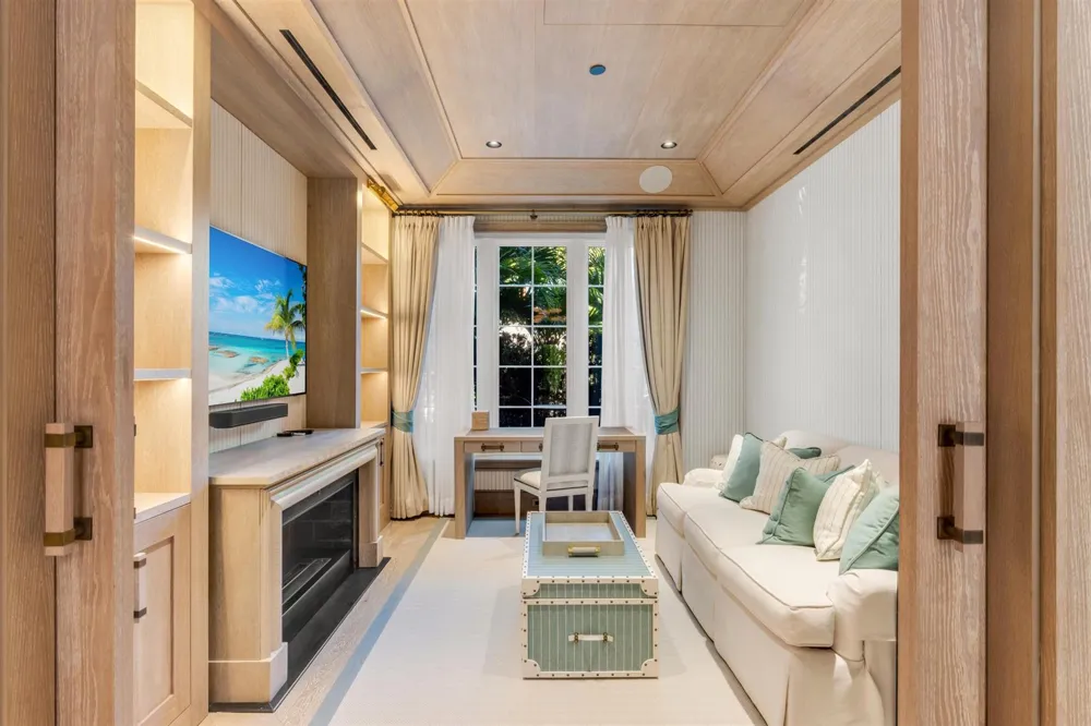 238 Phipps Plaza Palm Beach, FL 33480