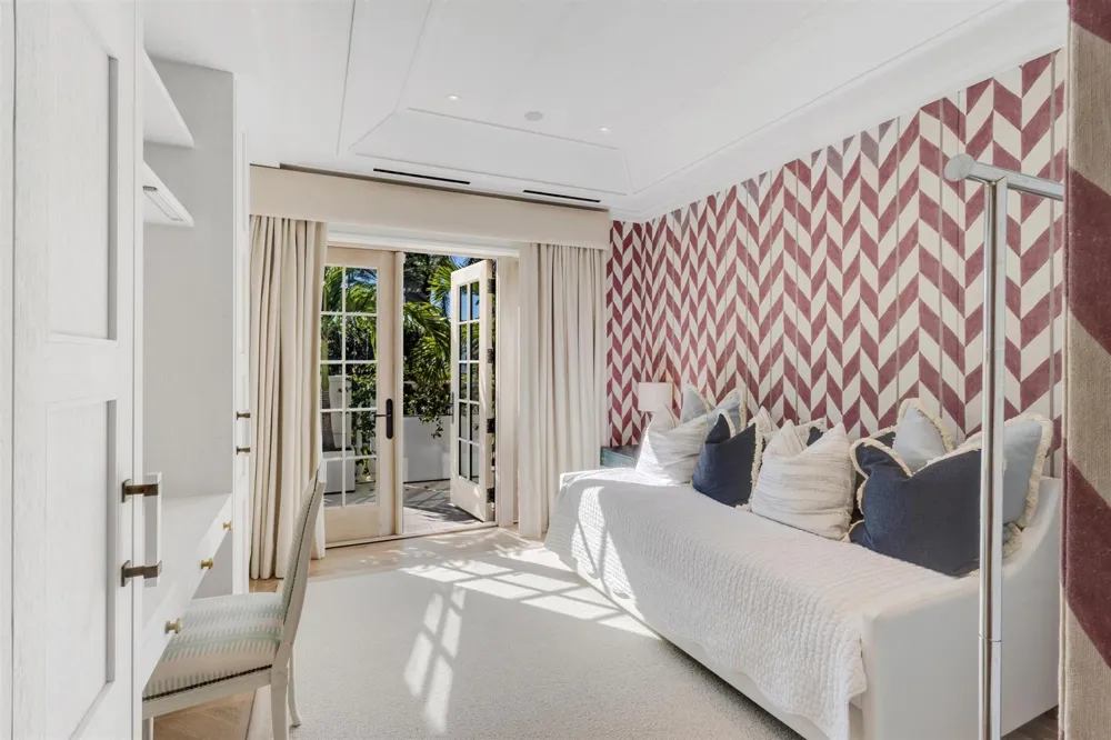 238 Phipps Plaza Palm Beach, FL 33480