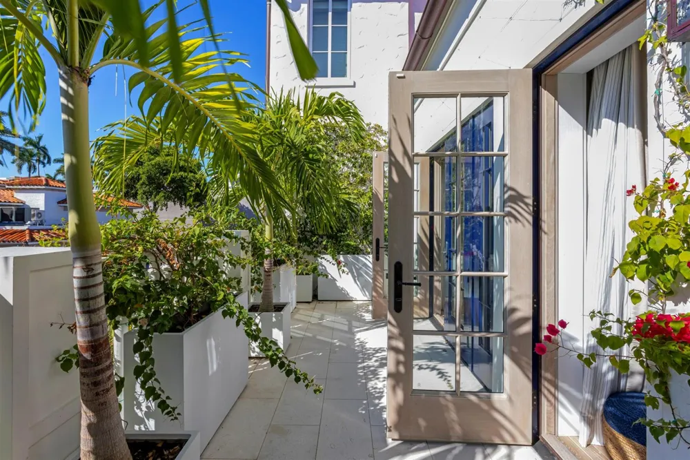 238 Phipps Plaza Palm Beach, FL 33480