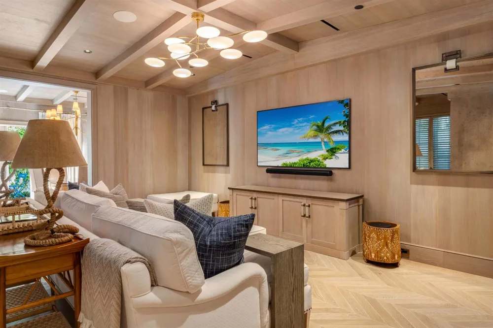 238 Phipps Plaza Palm Beach, FL 33480