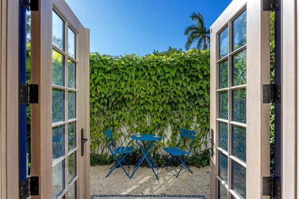 238 Phipps Plaza Palm Beach, FL 33480