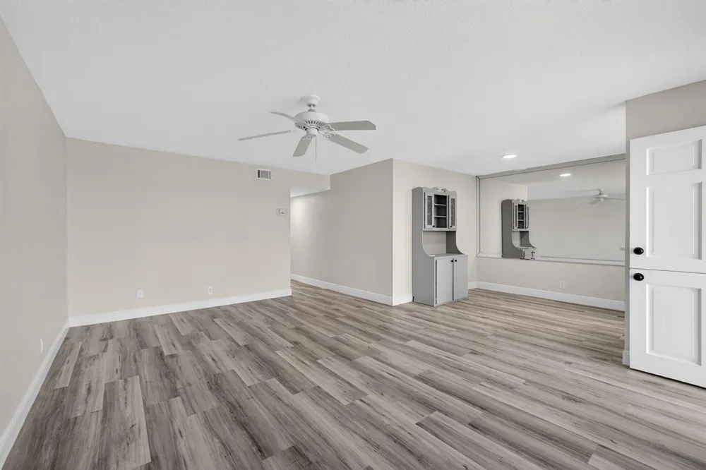 100 Shore Court #208 North Palm Beach, FL 33408
