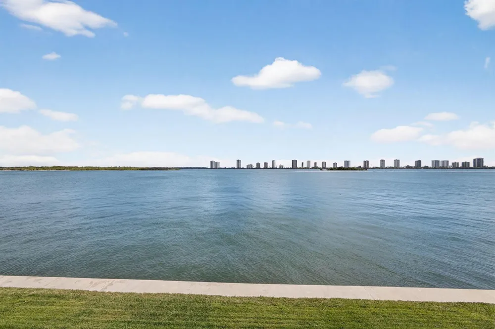 100 Shore Court #208 North Palm Beach, FL 33408