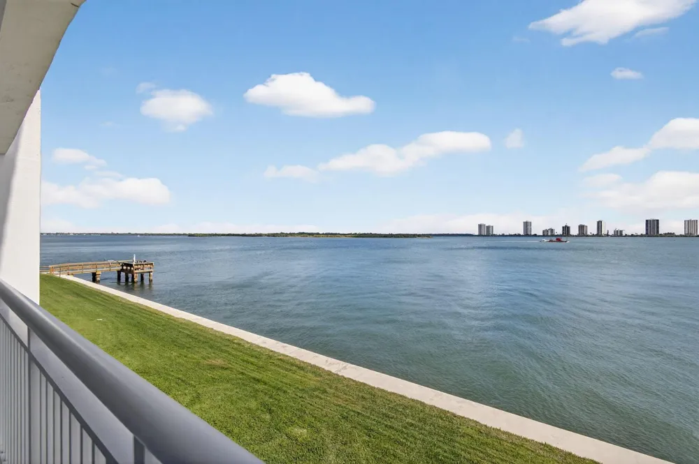 100 Shore Court #208 North Palm Beach, FL 33408