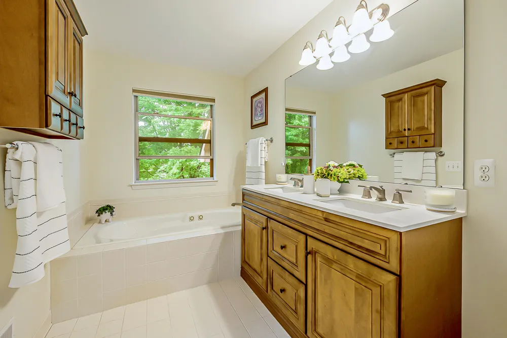 8757 Sydney Drive Saline, MI 48176