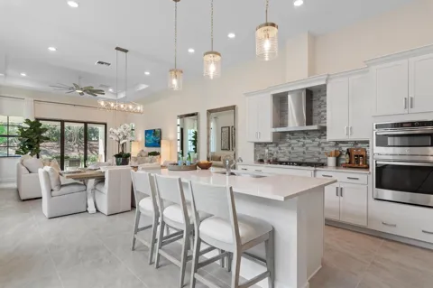 560 SE Fascino Circle
