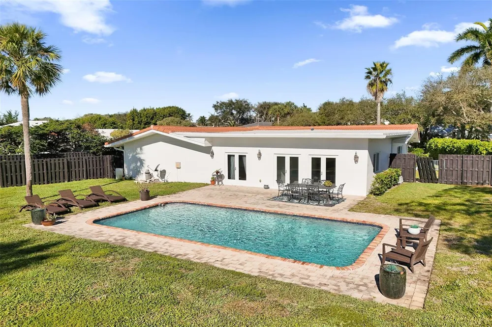 26 Cayuga Road Sea Ranch Lakes, FL 33308