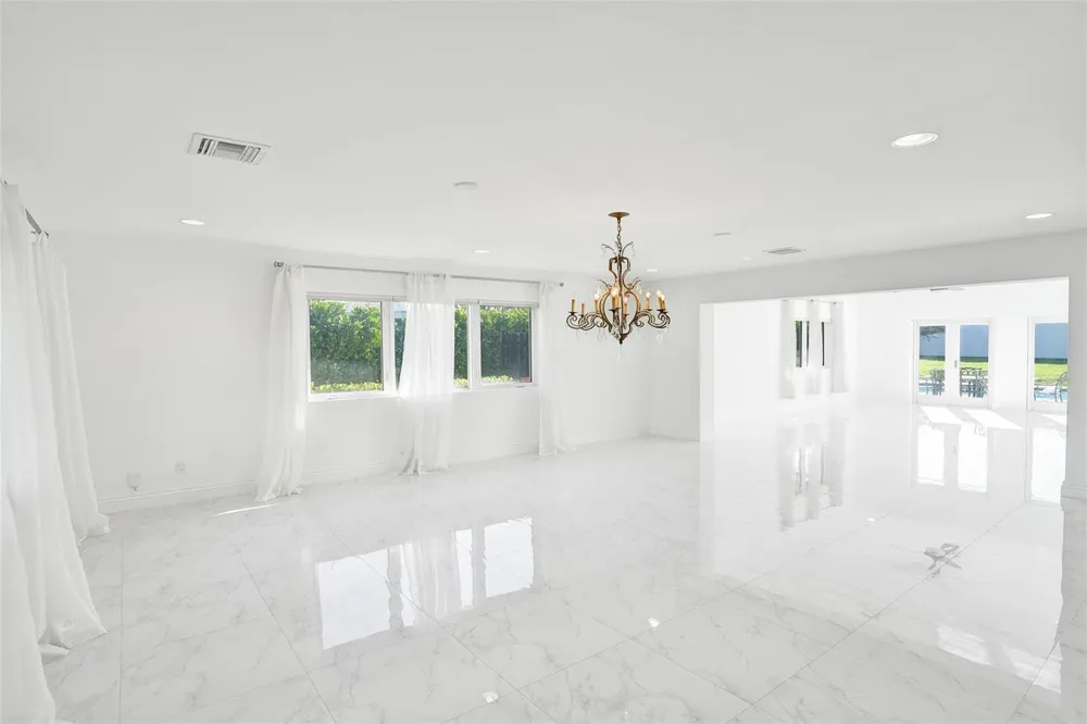 26 Cayuga Road Sea Ranch Lakes, FL 33308