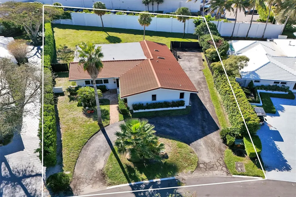 26 Cayuga Road Sea Ranch Lakes, FL 33308