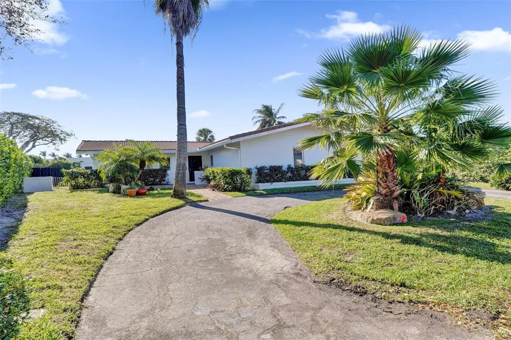 26 Cayuga Road Sea Ranch Lakes, FL 33308