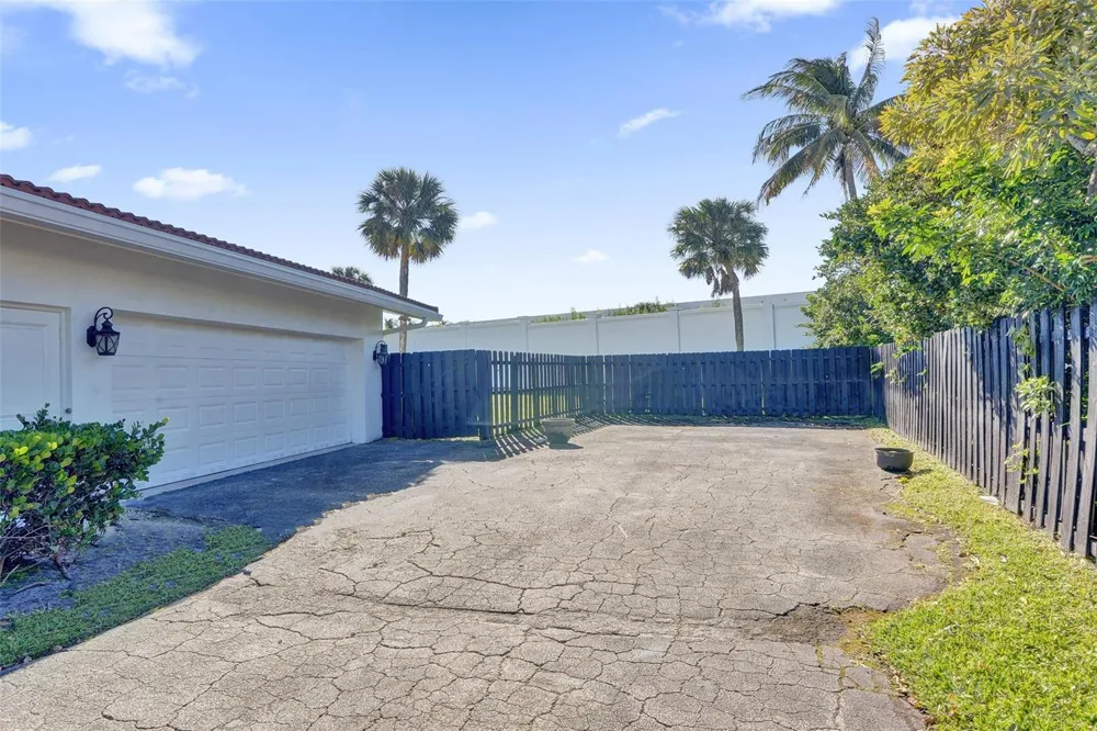 26 Cayuga Road Sea Ranch Lakes, FL 33308
