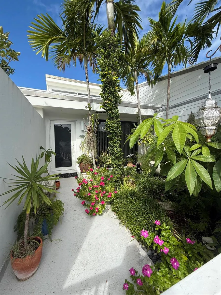 2272 S Ocean Boulevard #T6 Palm Beach, FL 33480