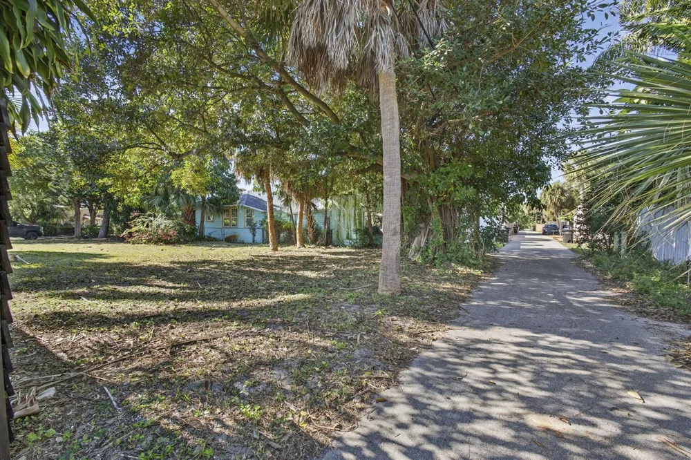 427 32nd Street West Palm Beach, FL 33407