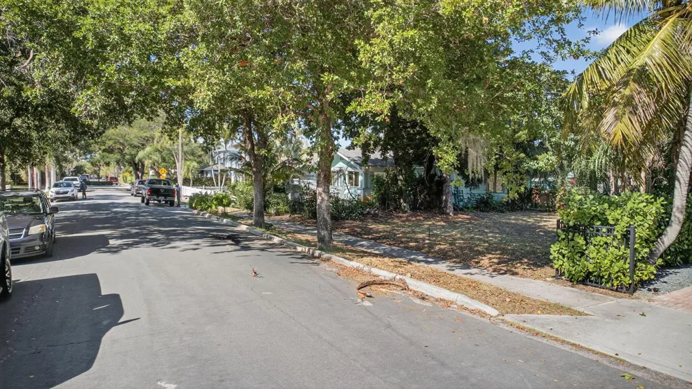427 32nd Street West Palm Beach, FL 33407