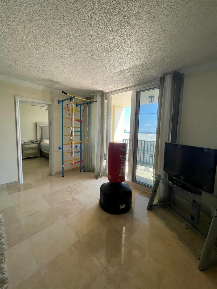 1237 Hillsboro Mile #302 Hillsboro Beach, FL 33062