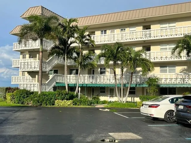 52 Yacht Club Drive #308 North Palm Beach, FL 33408