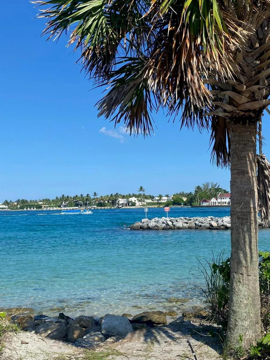801 Hummingbird Way #201 North Palm Beach, FL 33408