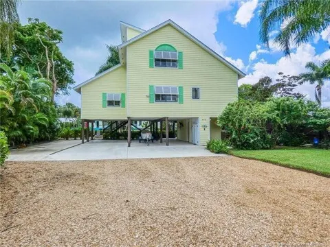 765 SW Rustic Circle