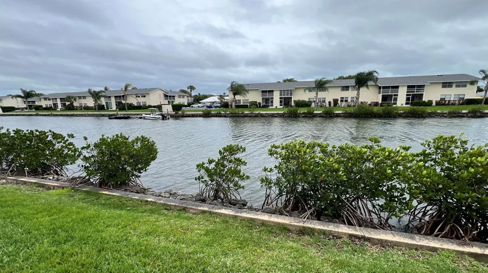 1860 Robalo Drive #104 Vero Beach, FL 32960