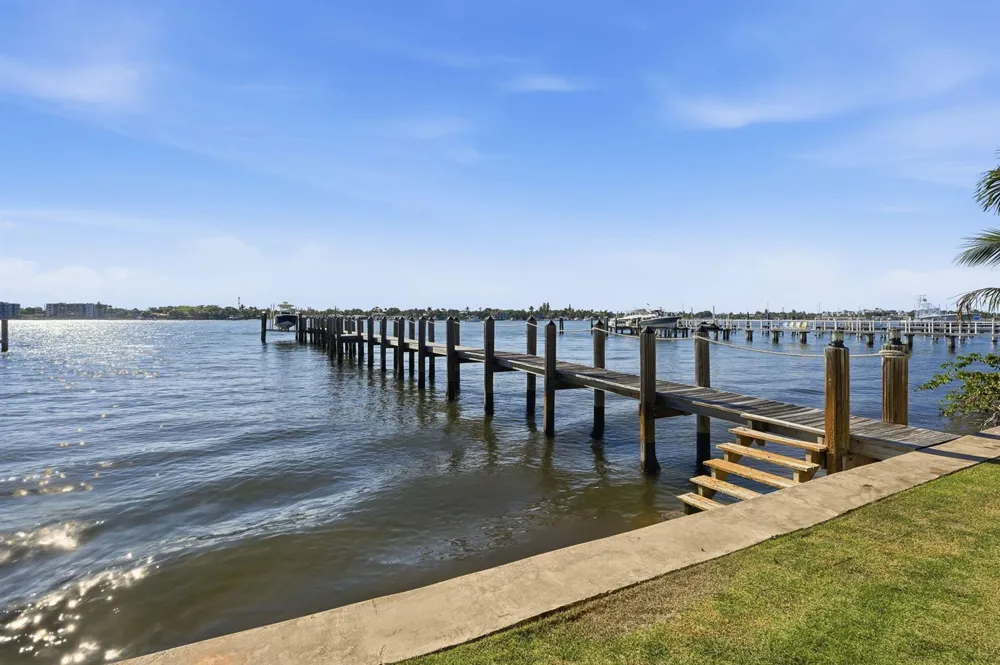 825 W Oyster Lane Lantana, FL 33462
