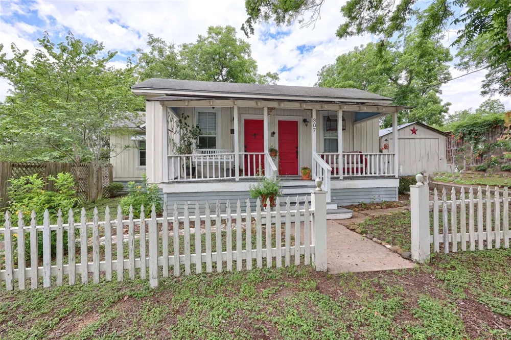 307 W Market Street Fayetteville, TX 78940