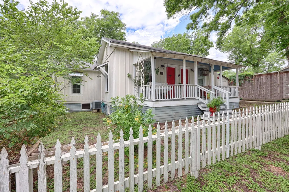 307 W Market Street Fayetteville, TX 78940