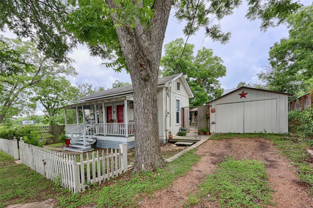 307 W Market Street Fayetteville, TX 78940