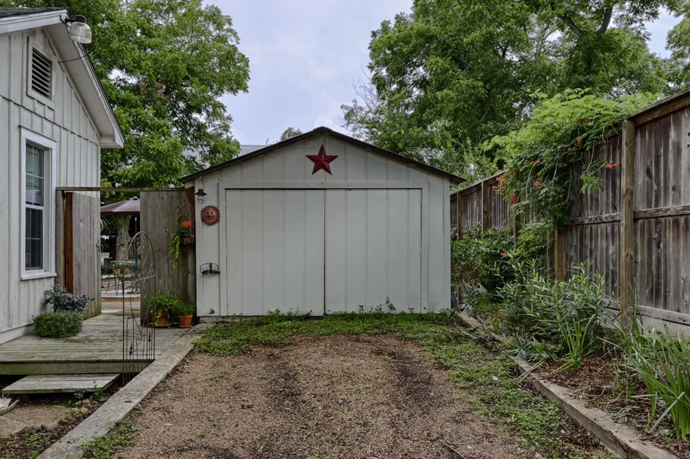 307 W Market Street Fayetteville, TX 78940