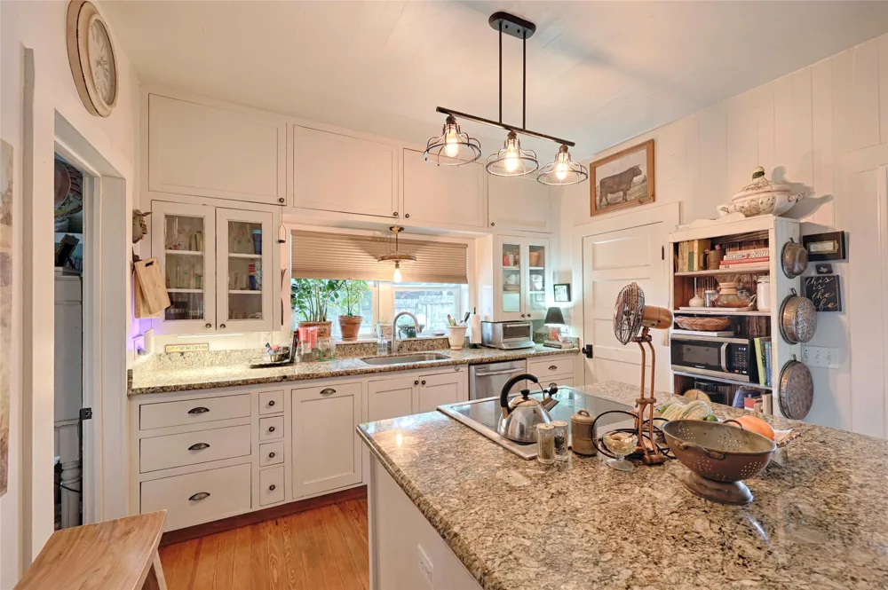 307 W Market Street Fayetteville, TX 78940