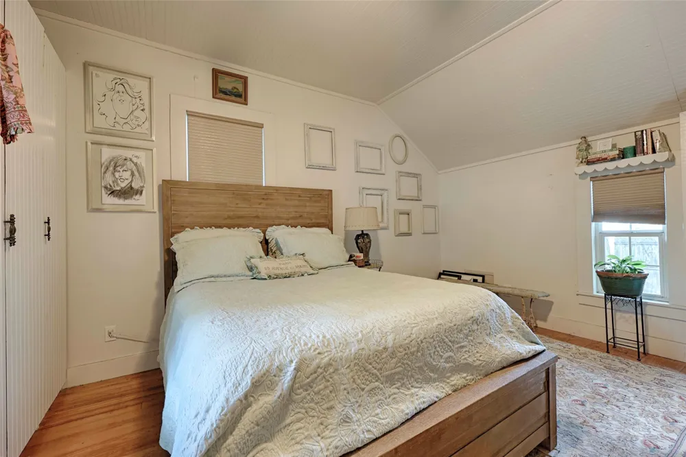 307 W Market Street Fayetteville, TX 78940