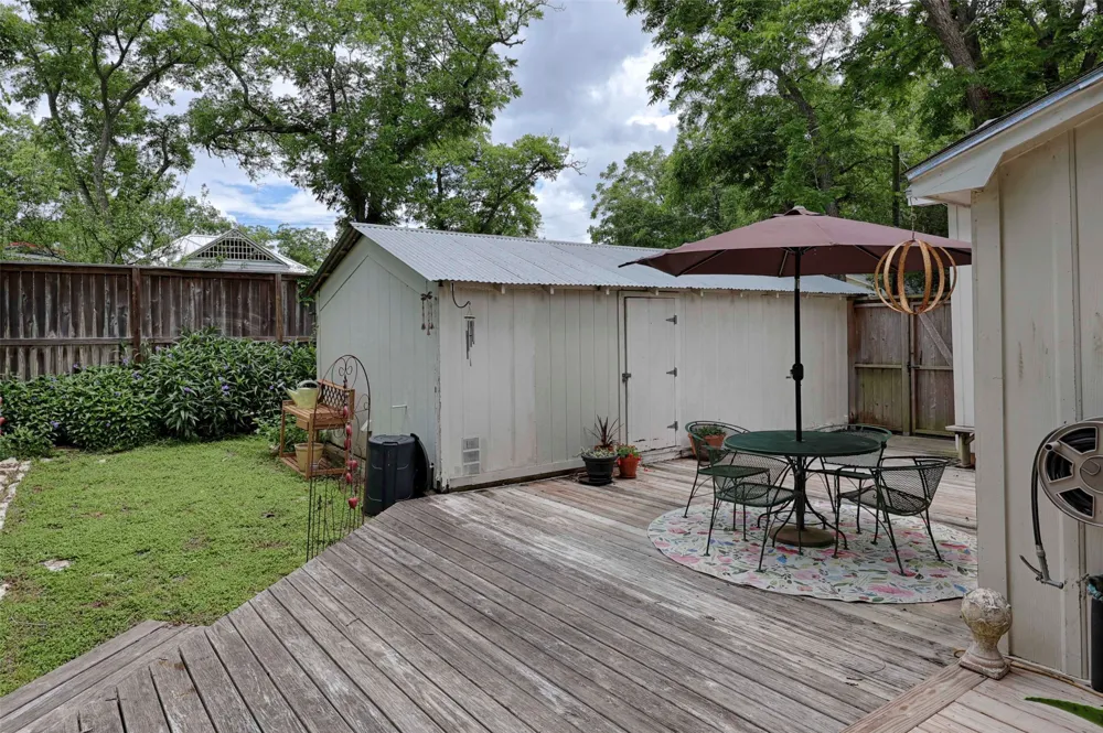 307 W Market Street Fayetteville, TX 78940