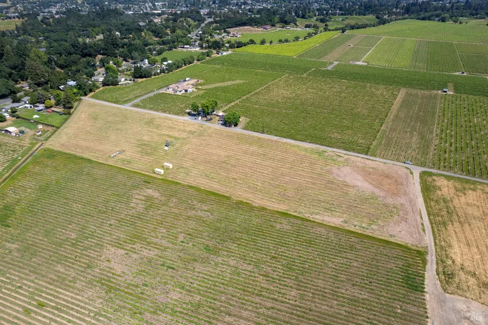 835 Dry Creek Road Healdsburg, CA 95448