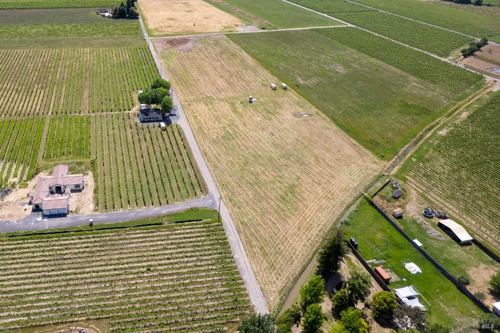 835 Dry Creek Road Healdsburg, CA 95448