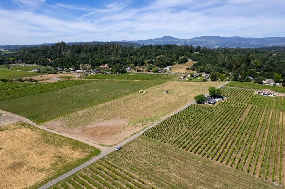 835 Dry Creek Road Healdsburg, CA 95448