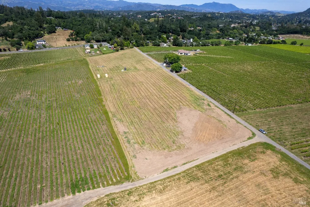835 Dry Creek Road Healdsburg, CA 95448
