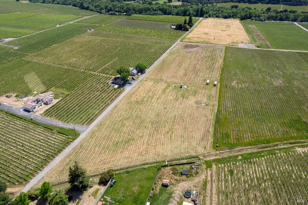 835 Dry Creek Road Healdsburg, CA 95448