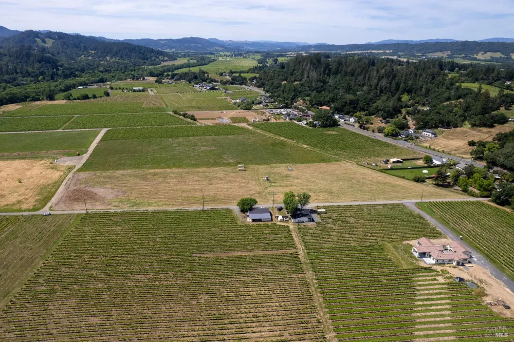 835 Dry Creek Road Healdsburg, CA 95448
