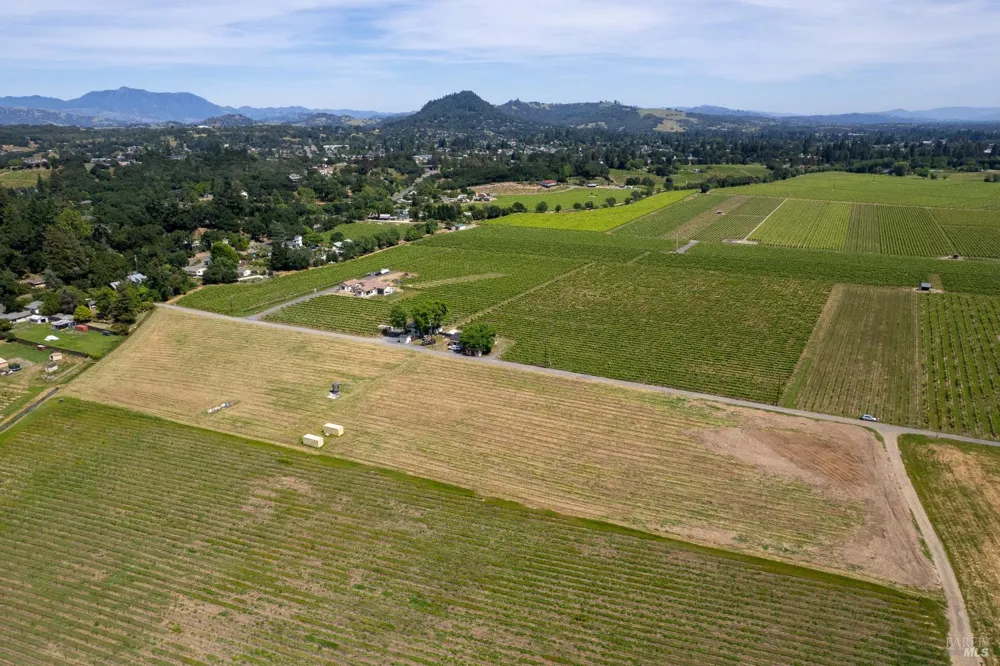835 Dry Creek Road Healdsburg, CA 95448