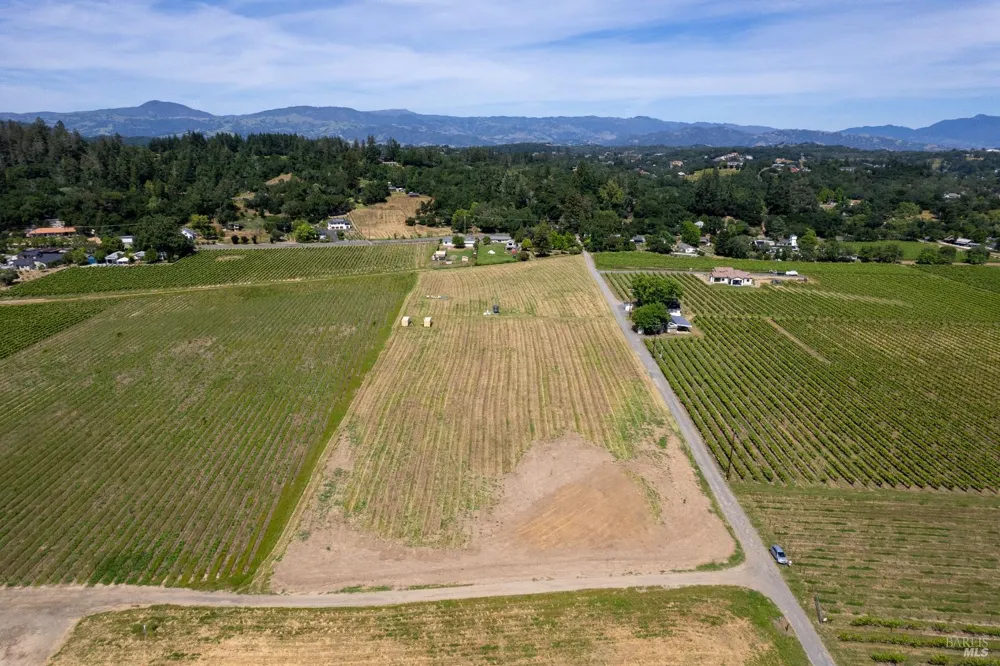 835 Dry Creek Road Healdsburg, CA 95448