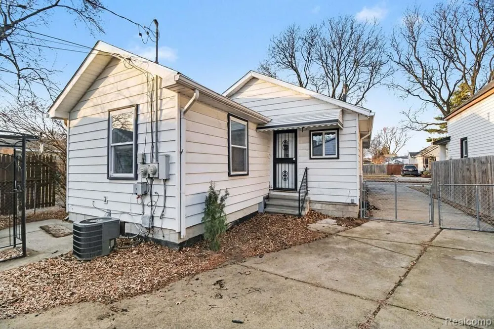 1228 E Jarvis Avenue Hazel Park City, MI 48030