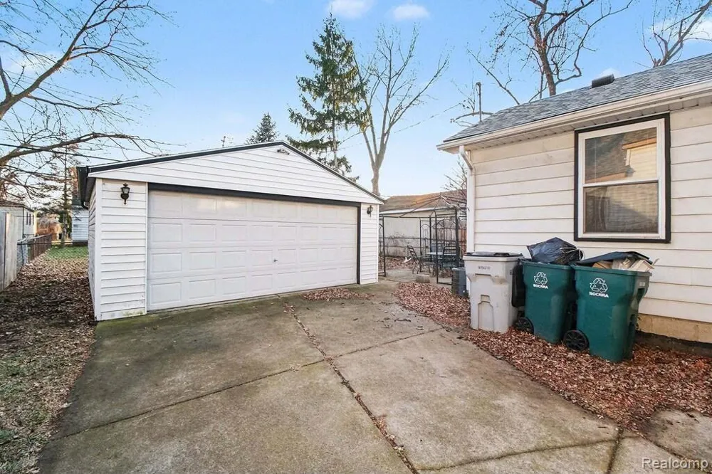 1228 E Jarvis Avenue Hazel Park City, MI 48030