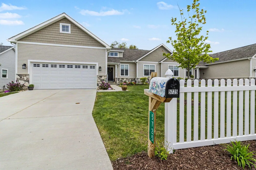 5725 Trail Side Lane Hamburg Township, MI 48189